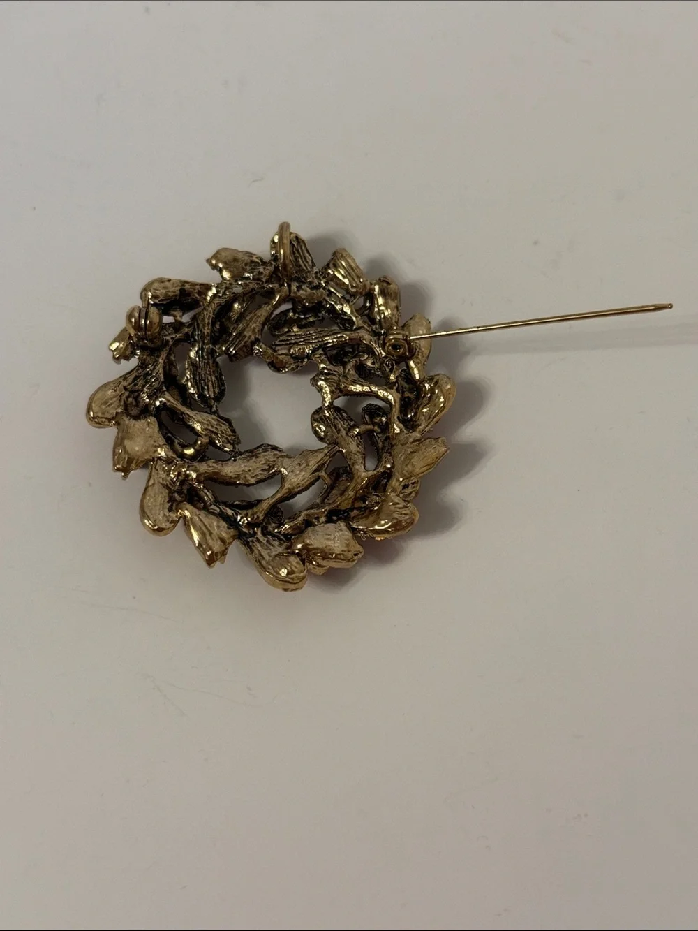 VINTAGE BROOCH PENDANT DARK BRUSHED GOLD RED & IRIDESCENT AB RHINESTONES WREATH
